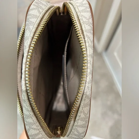 MICHAEL KORS JET SET Crossbody Bag. Pre Owned. - Picture 5 of 6